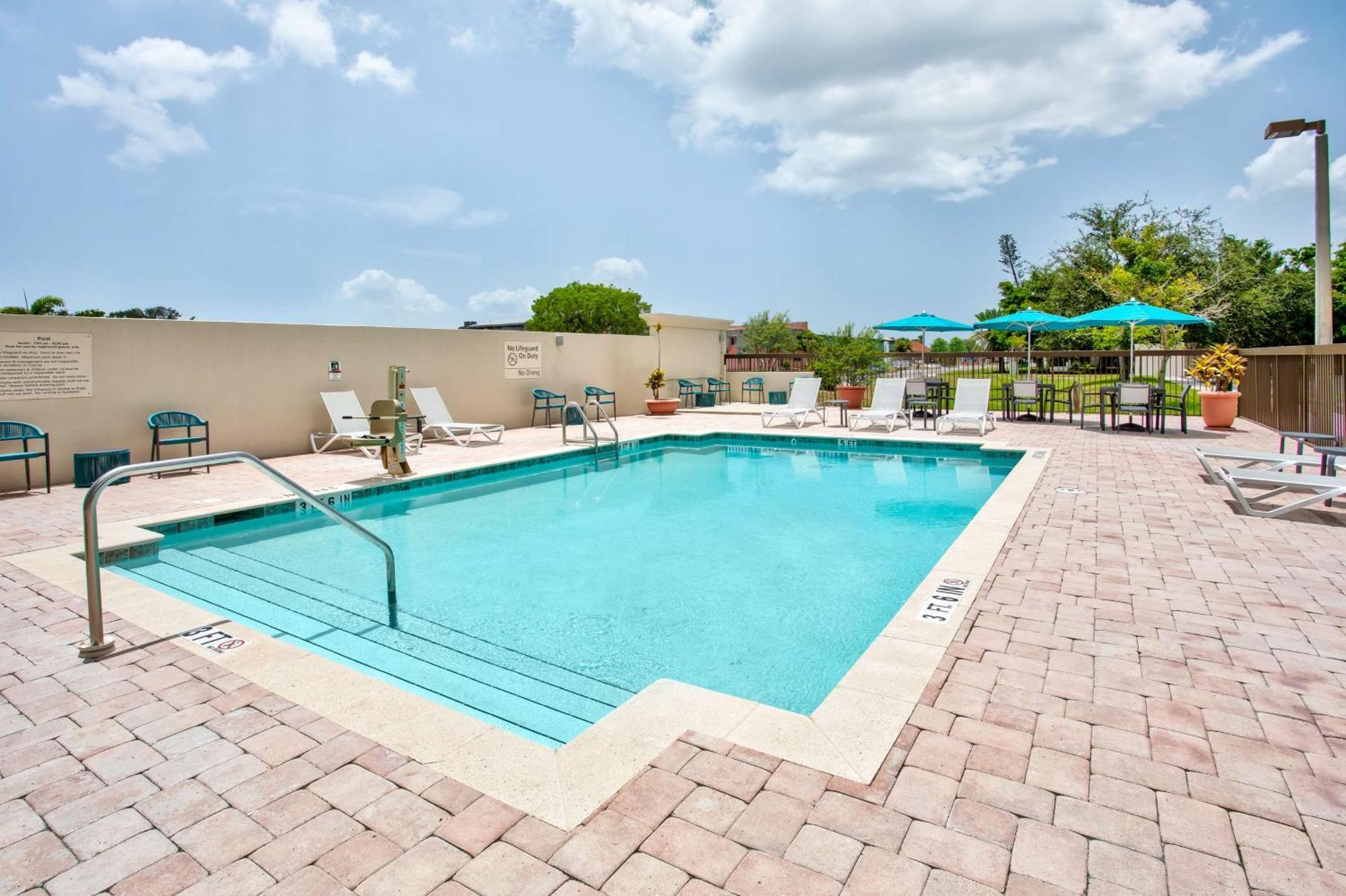 Hampton Inn & Suites Cape Coral / Fort Myers Exteriör bild